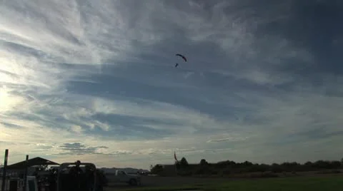 Skydivers As They Land 스톡 동영상 19161371