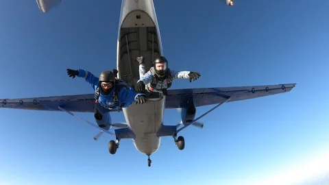 Skydiving. 2-way exit Stockbeeldmateriaal 124545240