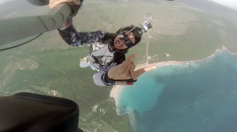 Skydiving above the ocean from paratrike, exit 3000 feet, with base system. 스톡 동영상 46008200