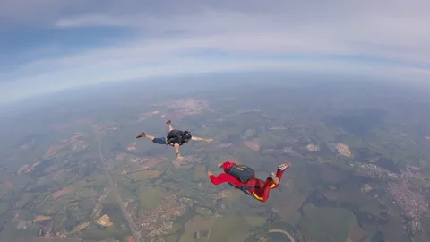Skydiving coach instructor and student. Having fun at the skies. Vidéo 145020513