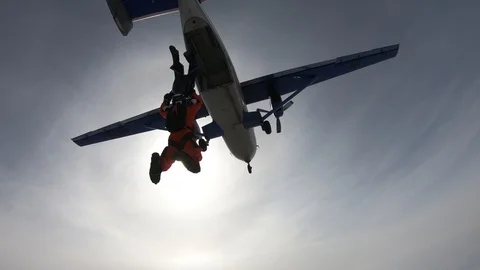 Skydiving. Exit 스톡 동영상 104758761