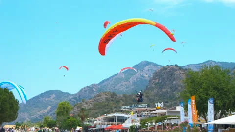 Skydiving flight from a city beach. Vidéo 247524271