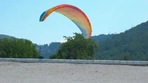 Skydiving flight risk on tropical beach. Vidéo 238842612