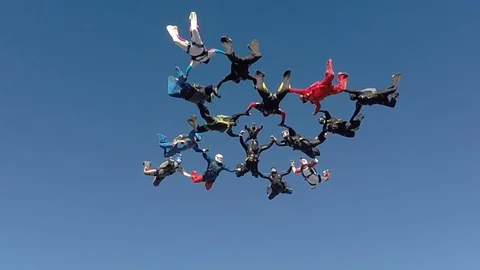 Skydiving group Challenge Vídeos de archivo 89782883