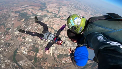 A skydiving instructor films a cameraman doing his job. 库存影片 160447155