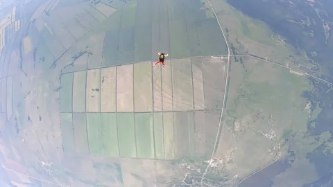 Skydiving instructor rescues spinning student in free fall in Kemerovo, Russ... Vidéo 251971872