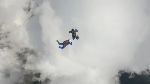 Skydiving. A jump near clouds Vidéo 154574567