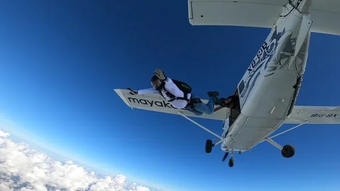 Skydiving over the sea 스톡 동영상 167712678