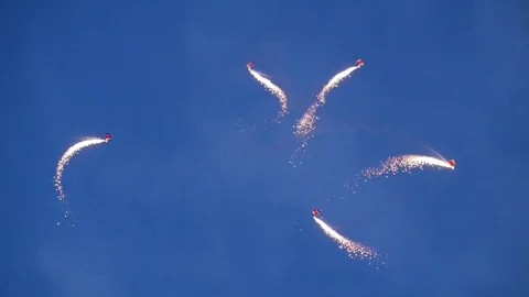 Skydiving parachutists with light flares. 库存影片 90115728