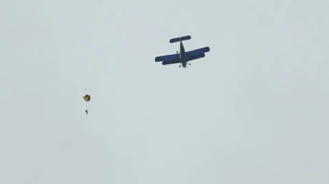 Skydiving from retro russian Antonov An-2 biplane ground shot 库存影片 23958945
