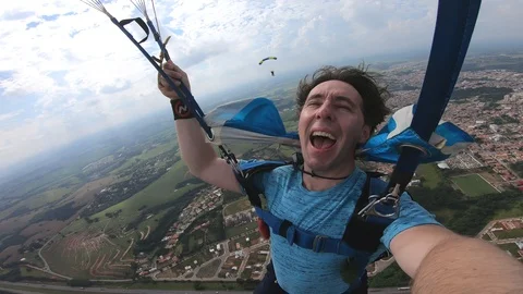 Skydiving selfie video at summer day Vidéo 112137002