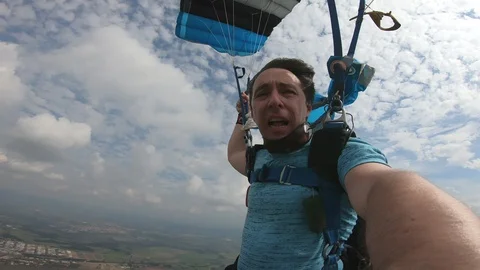 Skydiving selfie video at summer day Vidéo 112152803