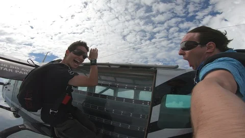 Skydiving selfie video at summer day Vidéo 112152907