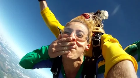 Skydiving tandem hand cam Vídeos de archivo 54218965