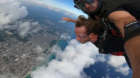 Skydiving, tandem jump. 스톡 동영상 165425393