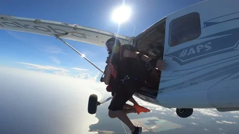 Skydiving, tandem jump. 스톡 동영상 165431011