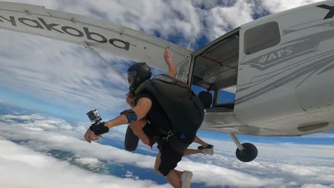Skydiving, tandem jump. Vidéo 165431104