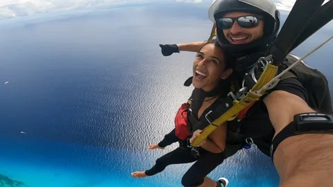 Skydiving, tandem jump. Vidéo 165482389