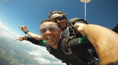 Skydiving tandem men 스톡 동영상 59997187