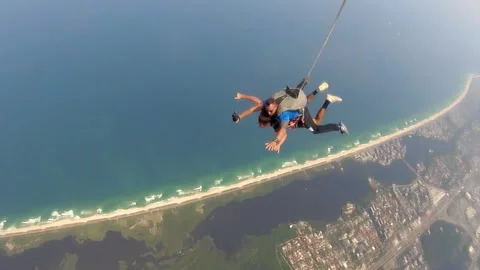 Skydiving tandem over the sea Vidéo 213966441