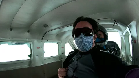 Skydiving tandem with protective mask after the lockdown Vidéo 132210760