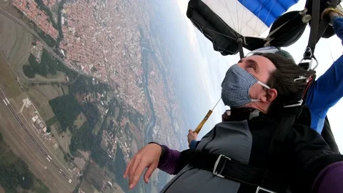 Skydiving tandem with protective mask after the lockdown Vidéo 132219975