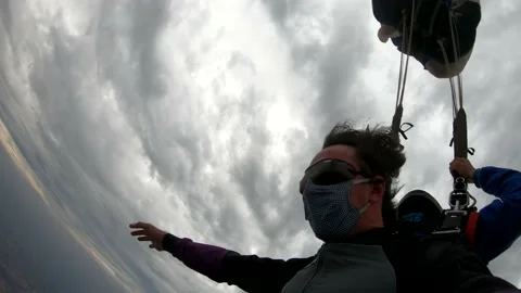 Skydiving tandem with protective mask after the lockdown Vidéo 132220146