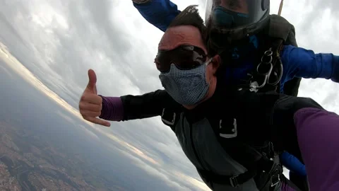 Skydiving tandem with protective mask after the lockdown Vidéo 132221194