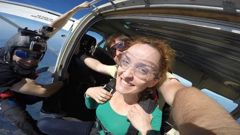 Skydiving tandem selfie 4K 스톡 동영상 90826720