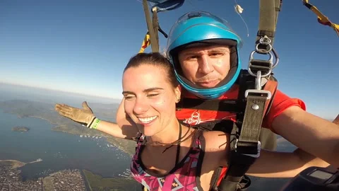 Skydiving tandem selfie video Vidéo 143882862
