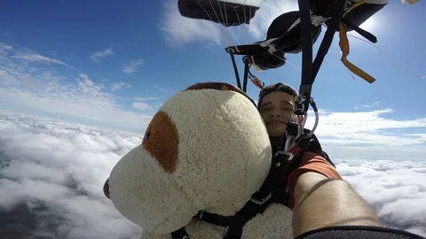 Skydiving tandem Teddy Bear 스톡 동영상 122140430