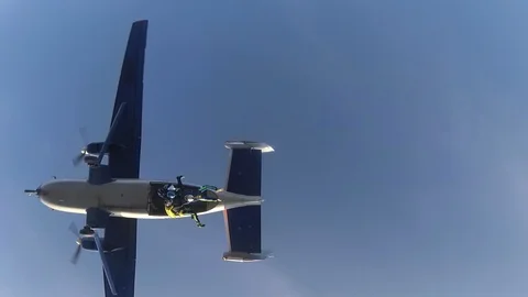 Skydiving. Team is jumping out. Vidéo 94363970