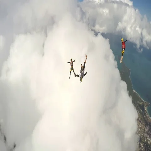 Skydiving through the clouds Vidéo 69328348