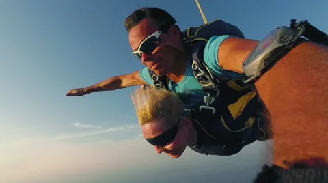 Skydiving of two young people Vidéo 55342889