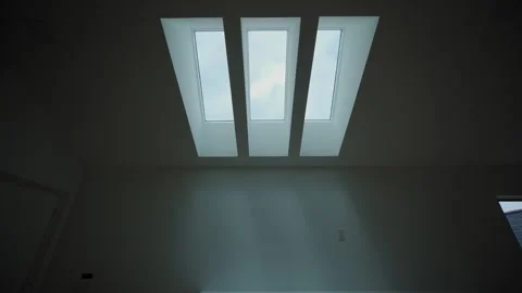 Skylight window in a modern apartment, home interior. Vidéo 280705341