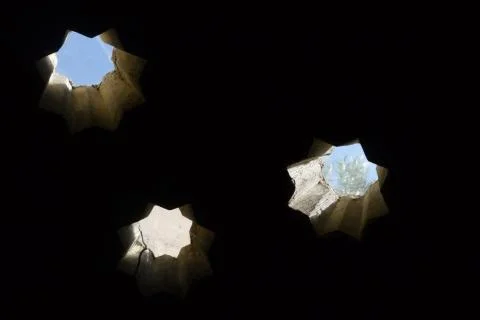 Skylights in one of the rooms of the Arab baths Foto stock