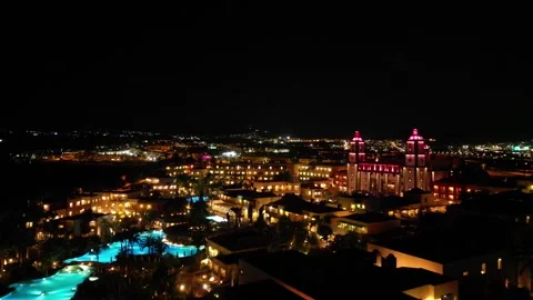Skyline of elegant resort at night 库存影片 256834009