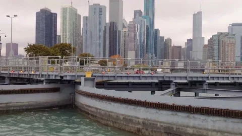 Skyline features St. Regis, passage through inside lock, return to Chicago River 库存影片 225385823