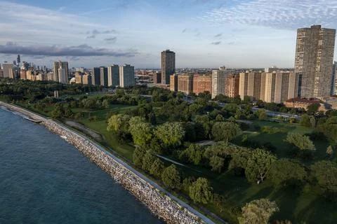 Skyline with park and lake Foto stock