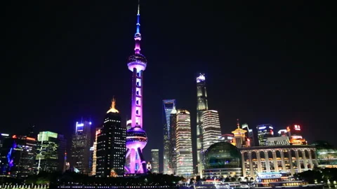 Skyline of Shanghai at night Stockbeeldmateriaal 104685627