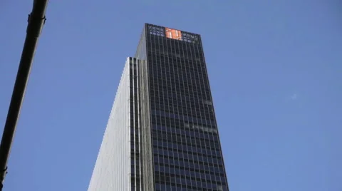 Skyscraper with 1 in Manhattan tilting down busy Midtown street intersection NYC 스톡 동영상 59089890