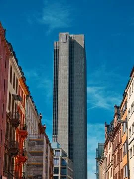 Skyscraper in the background, where in the foreground are lower old flat bu.. Stock-Fotos