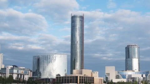 Skyscraper Buildings and Sky View Timelapse. Modern building with cloud in the Fotos de archivo