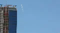 Skyscraper, cranes and tallness - 4 - jet with contrail time-lapse  Vídeos en HD