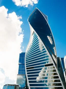Skyscraper-evolution on a background of blue sky with clouds. Ru Foto stock
