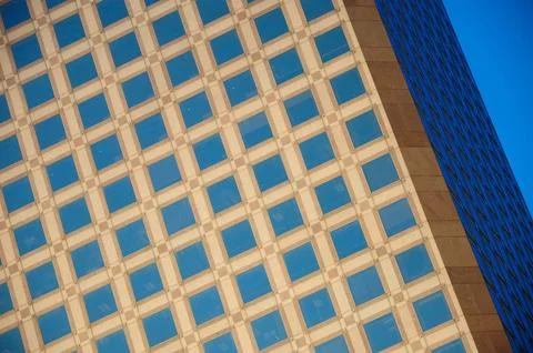 Skyscraper with geometric pattern reflecting blue sky in San Francisco Bay Ar Foto stock