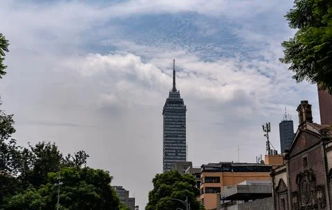 Skyscraper Landmark: Low-Angle View of the Iconic Torre Latinoamericana Fotos de archivo
