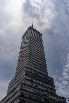 Skyscraper Landmark: Low-Angle View of the Iconic Torre Latinoamericana Fotos de archivo