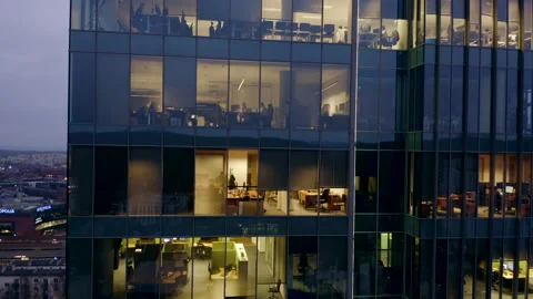 Skyscraper in the late evening with offices and workers. Vídeo Stock 201156478