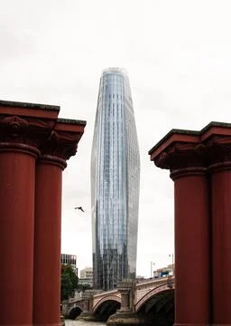 Skyscraper in London between 2 old red bridge columns Foto stock